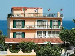 Hotel Perama ペラマ